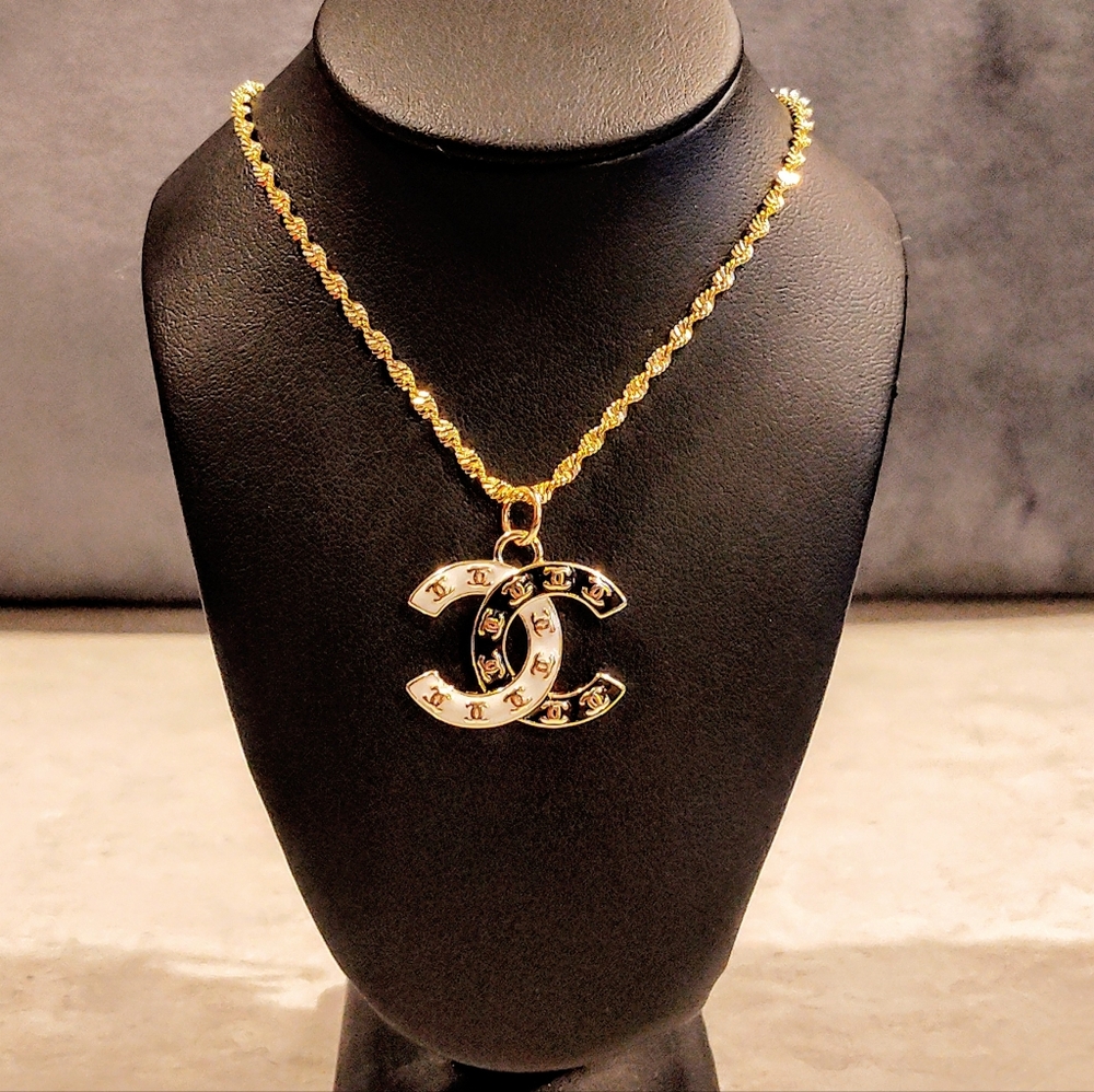 CHANEL CC 18K GOLD PLATED BLACK & WHITE CC LOGO PENDANT ON GOLD PLATED NECKLACE - Picture 2 of 13